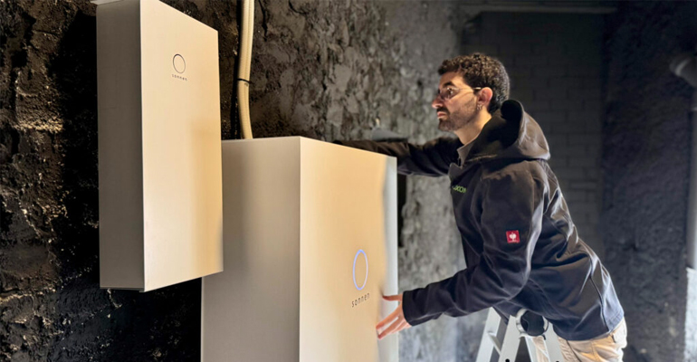 Cómo la automatización y el almacenamiento energético optimizan el autoconsumo en edificios