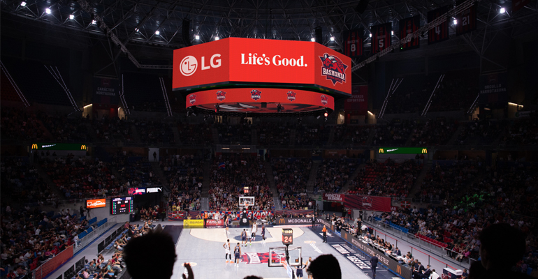 LG equipa el Buesa Arena con un videomarcador LED de 360° que redefine la experiencia del aficionado