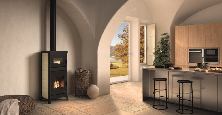 Estufa de leña que combina diseño clásico y alto rendimiento energético