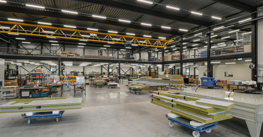 Iluminación industrial estanca más eficiente y versátil para fábricas, almacenes y aparcamientos