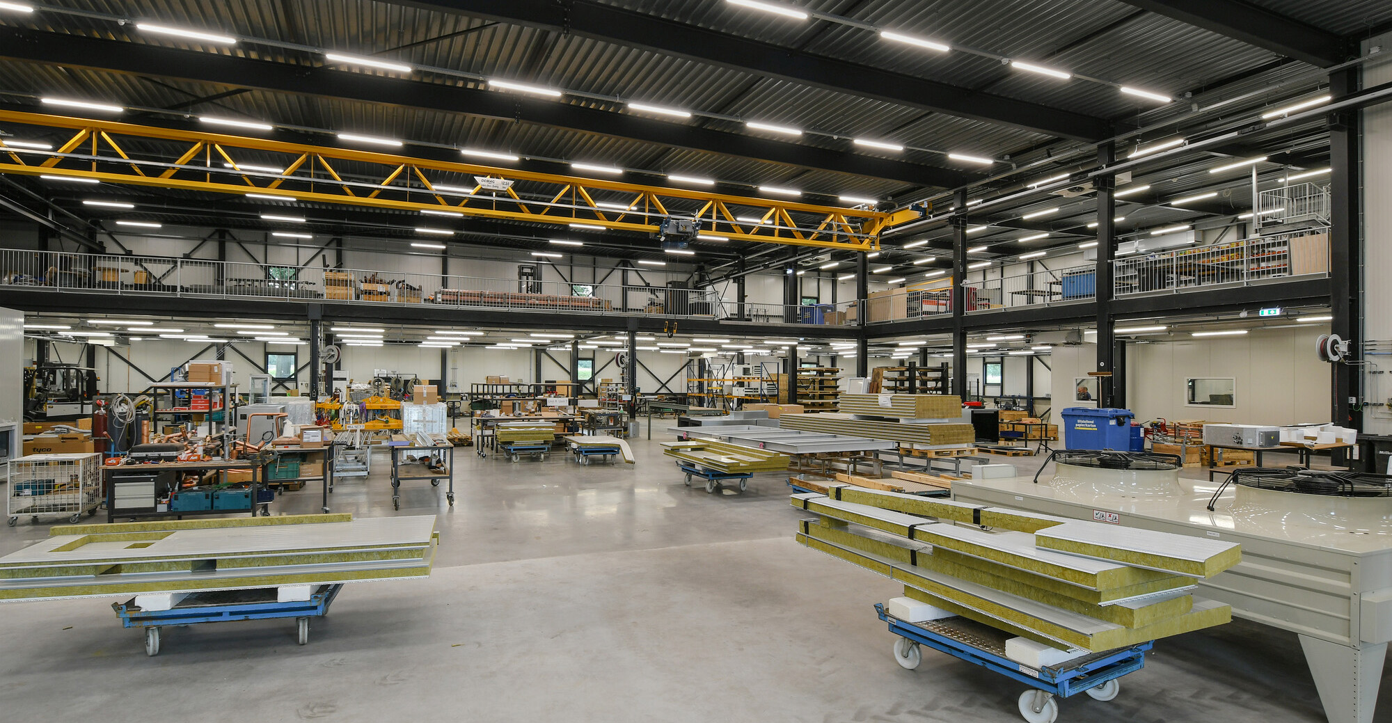 Iluminación industrial estanca más eficiente y versátil para fábricas, almacenes y aparcamientos
